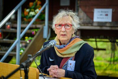 Elke von Meding begrüßt den Gast Leonard Lewin aus den Niederlanden.