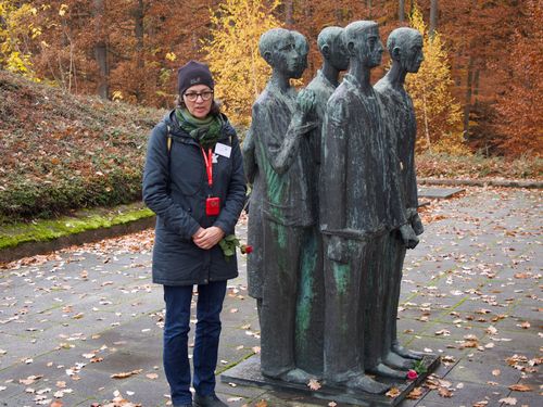 mit Angela am Denkmal